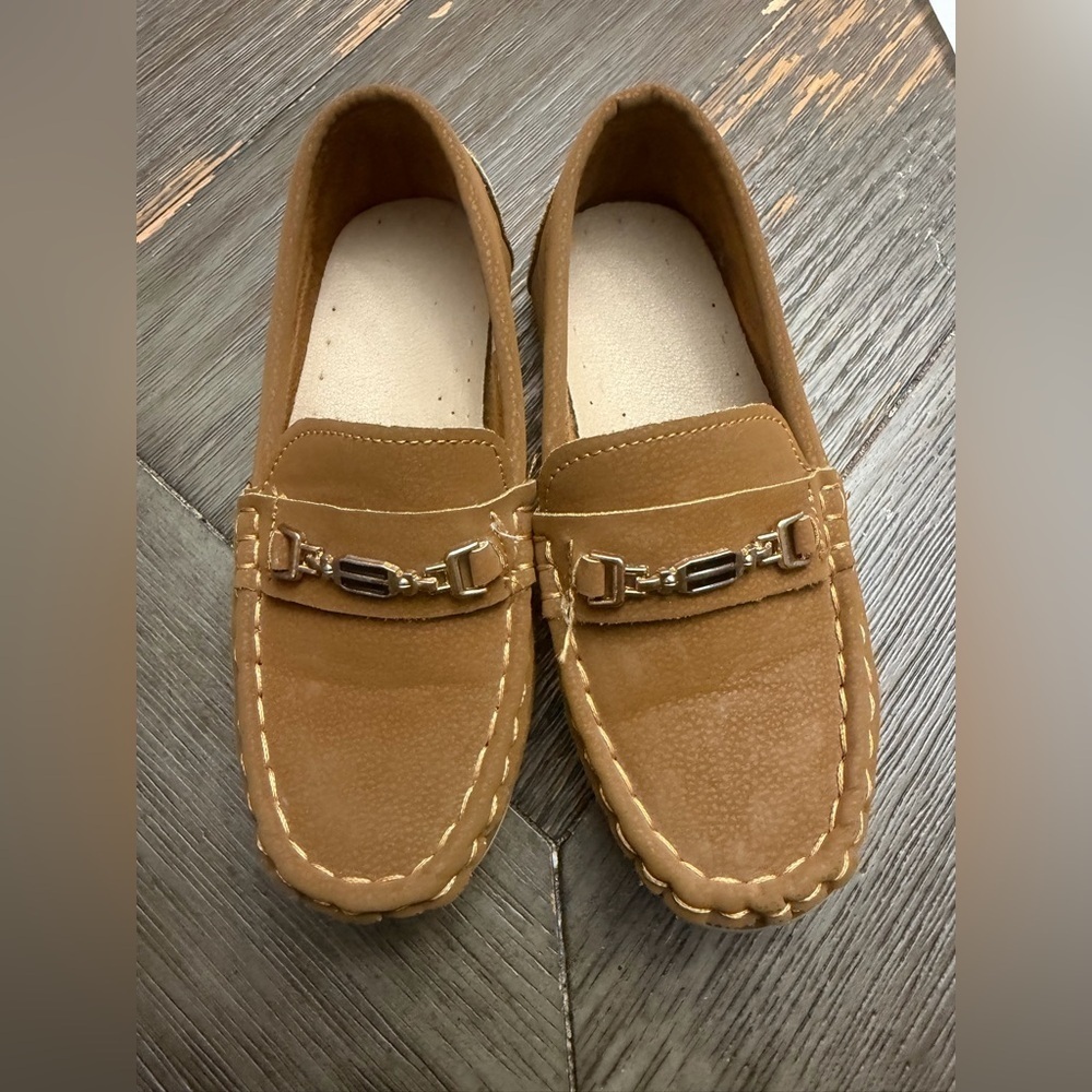 brown faux leather boys' moccasin loafers with a metal bit detail. 31(13)